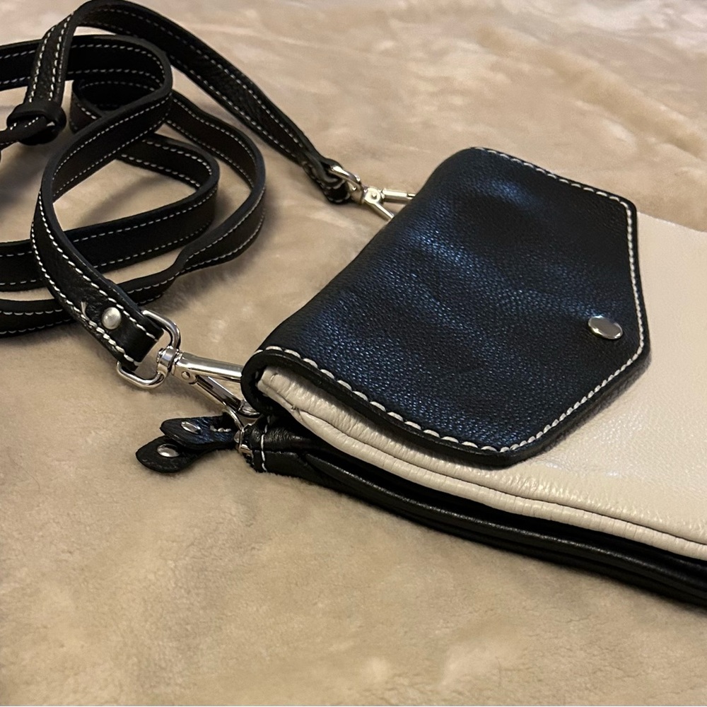 ROOTS Crossbody. Top Zip and Front flap, Adjustable strap Black and Off-white - Picture 5 of 7